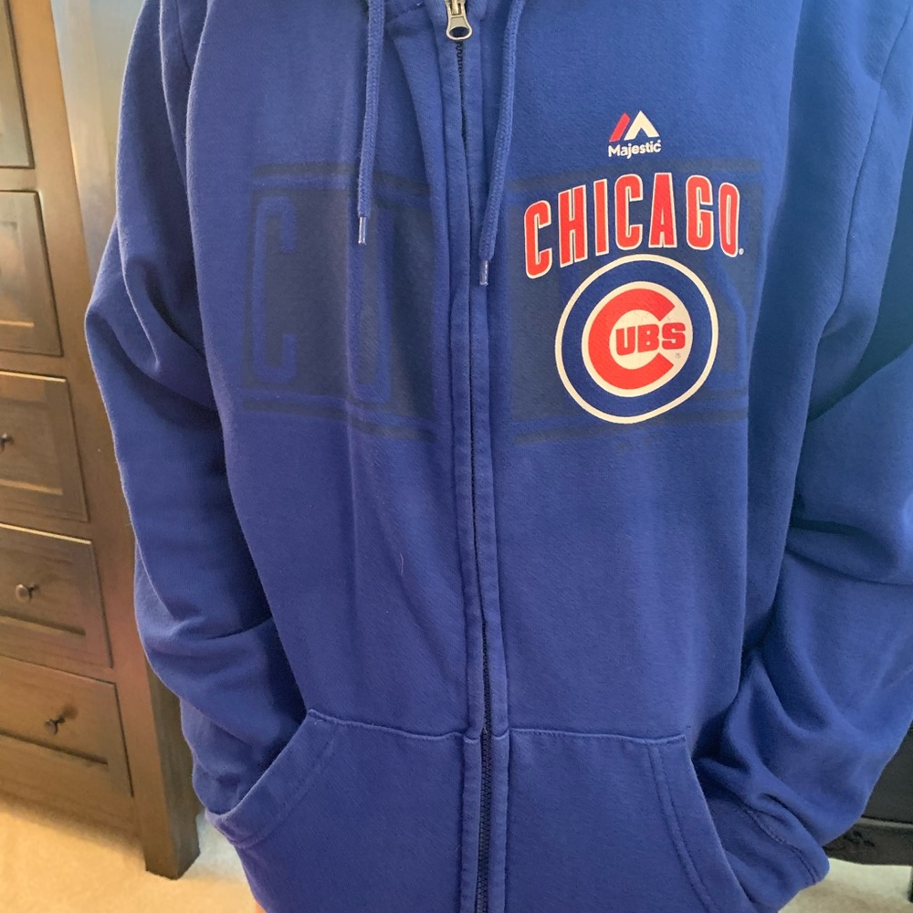 Chicago Cubs zipper hoodie with logo on front in great condition XL